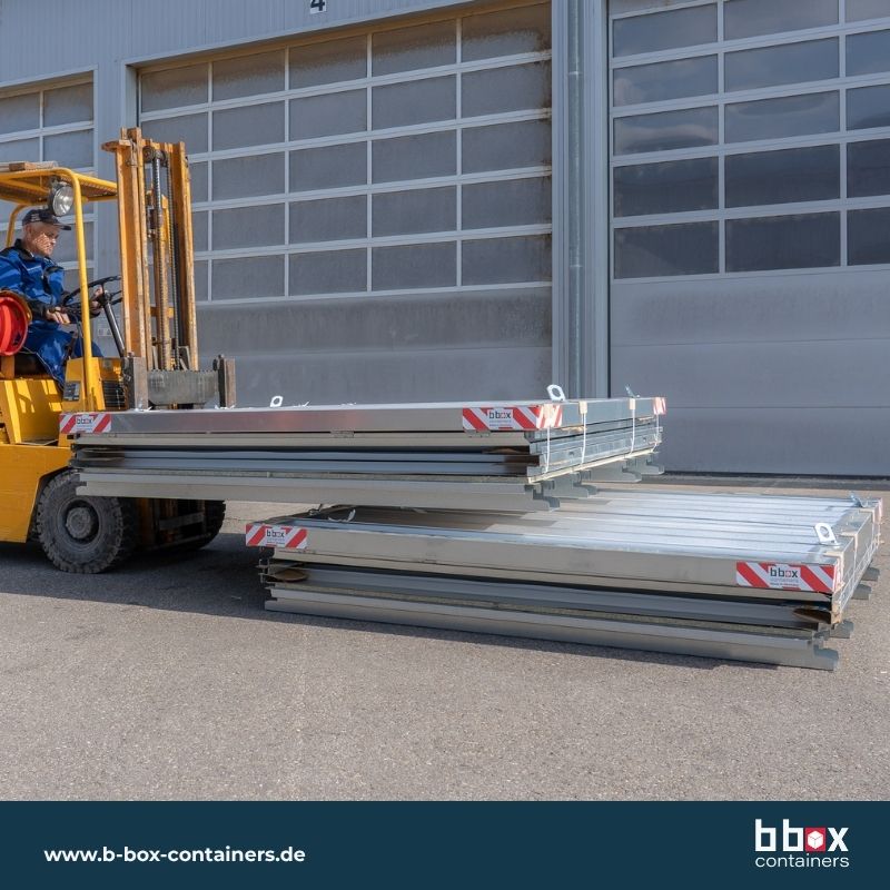 Schnellbaucontainer QuickBox 2 Stück zerlegt mit Gabelstapler von b box containers