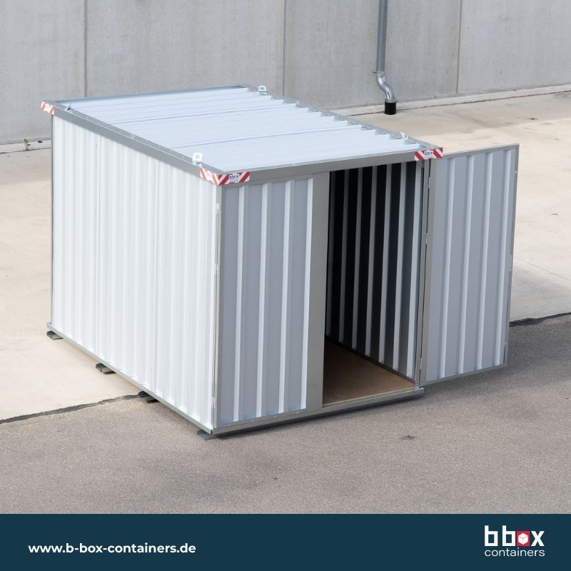 Schnellbaucontainer QuickBox M 3x2m Doppelflügeltür eins offen von b box containers
