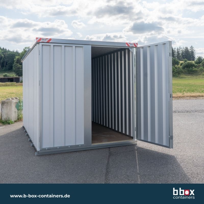 Schnellbaucontainer QuickBox L 4x2m Doppelflügeltür eins offen von b box containers